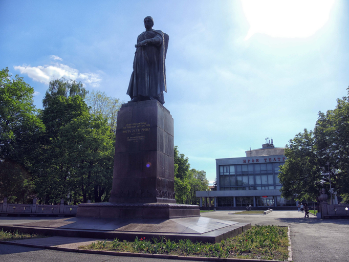 Северо-Осетинский государственный академический театр им. В. В. Тхапсаева)